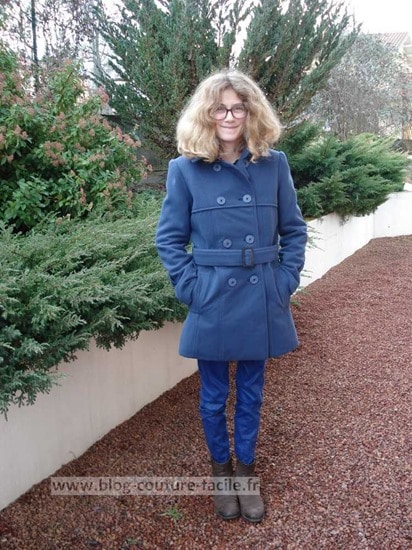 manteau vogue jeune fille devant V8884