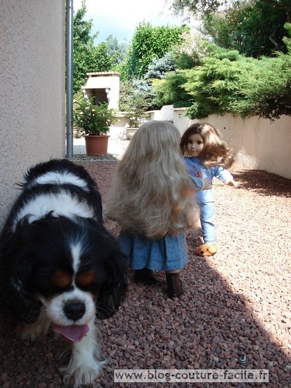 poupée en pyjama et cavalier king charles