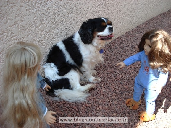 poupées en pyjama et cavalier king charles