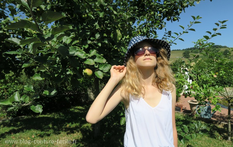 chapeau capeline bleu à pois blanc