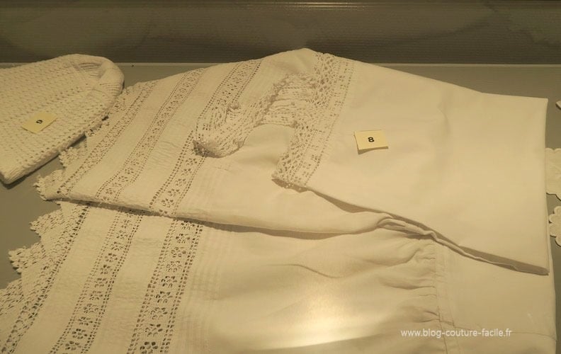 chemise de nuit et bonnet ancien