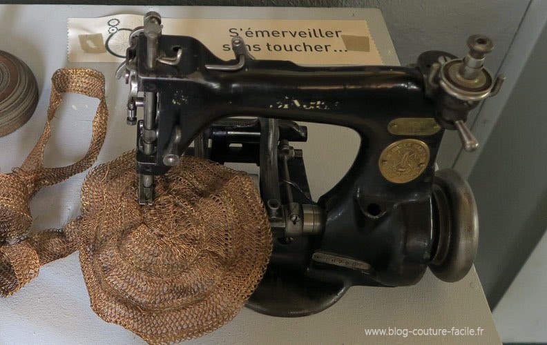 machine a coudre SINGER 1913 paille chapeaux