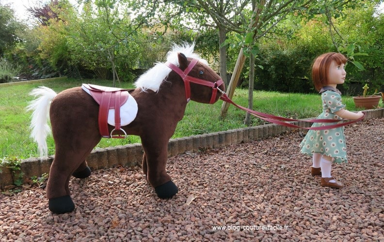 poupee qui part en promenade sur son cheval