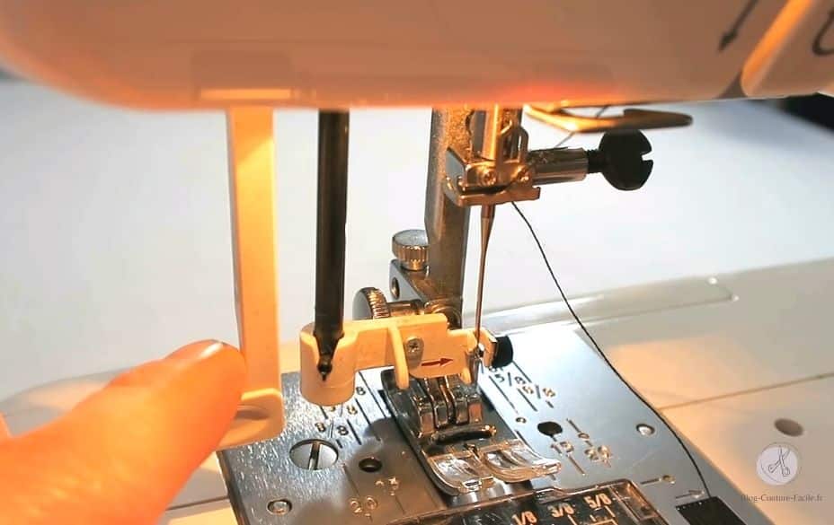 Enfilage du fil sur machine à coudre électronique