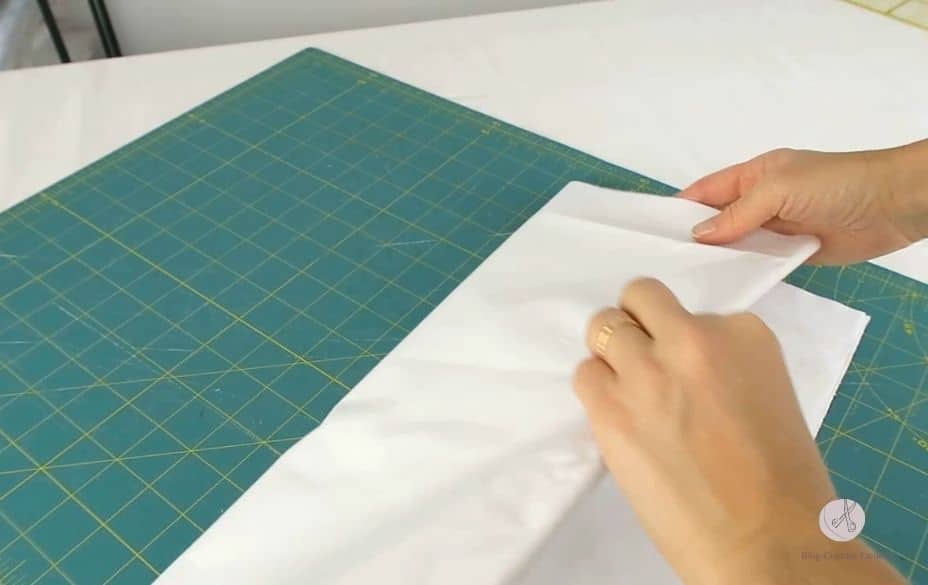 Tissu plié en 2 avant découpe au cutter et règle patchwork